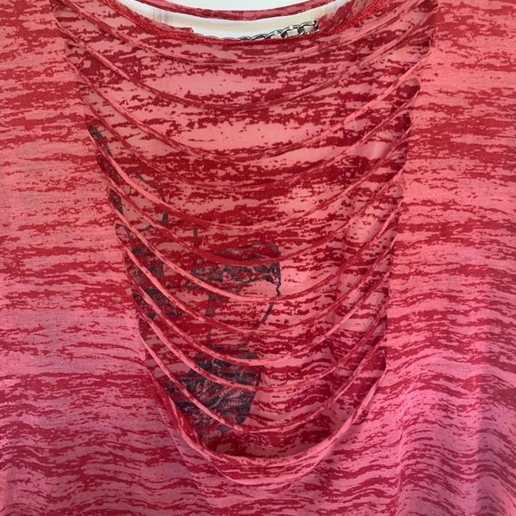 ❤️ Torrid Red & Black Rose Shirt with Cutout Back - Picture 3 of 6